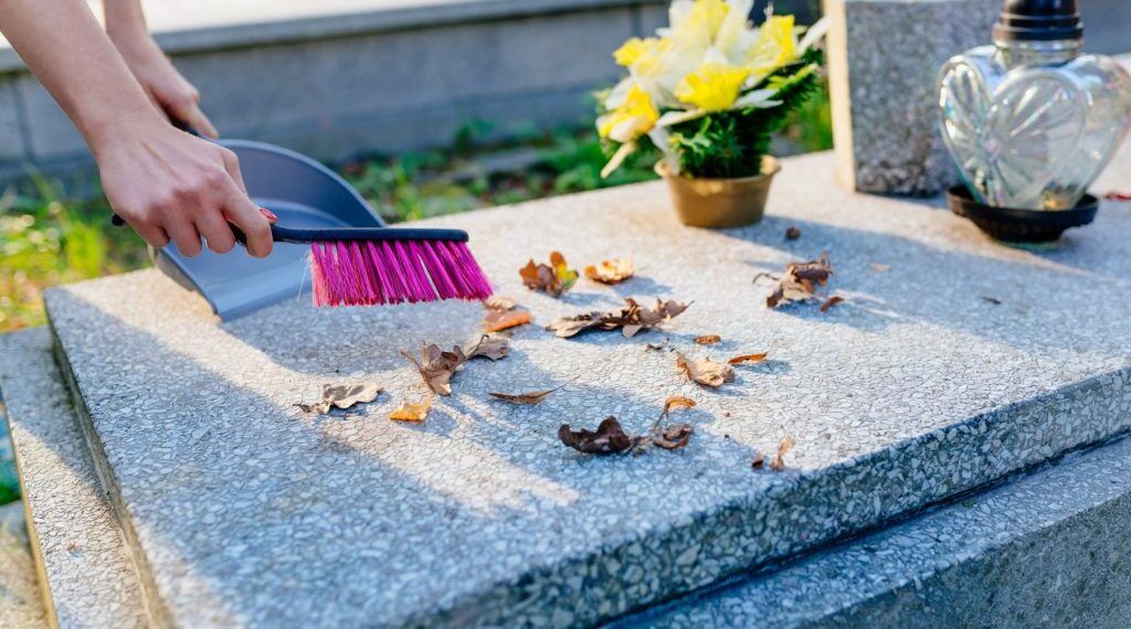 Comment nettoyer une pierre tombale en granit ?